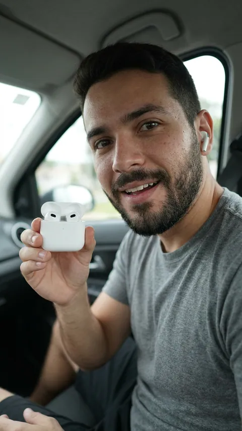 Homem no carro mostrando estojo de fone sem fio